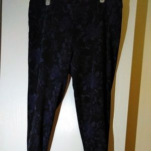 Super cute rose print jeggings 💚